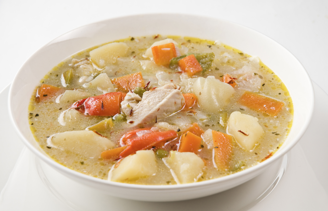 Ensalada de pimientos asados atún y huevo con sopa de pollo con patatas y fideos